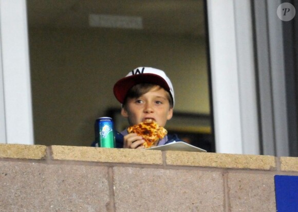 Le fils de David Beckham Brooklyn se nourrit de pizza et de soda tel un bon américain lors du match entre le Galaxy de Los Angeles et les Vancouver WhiteCaps le 17 septembre