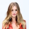 Rosie Huntington-Whiteley lors du défilé Burberry (collection printemps-été) à Londres le 19 septembre 2011