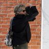 Jane Fonda se cache des photographes pendant qu'elle fait du shopping à Beverly Hills en Californie le 19 septembre 2011