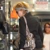 Jane Fonda se cache des photographes pendant qu'elle fait du shopping à Beverly Hills en Californie le 19 septembre 2011