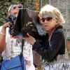 Jane Fonda se cache des photographes pendant qu'elle fait du shopping à Beverly Hills en Californie le 19 septembre 2011