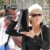 Jane Fonda se cache des photographes à Los Angeles alors qu'elle fait du shopping le 19 septembre 2011 