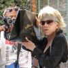 Jane Fonda se cache des photographes à Los Angeles alors qu'elle fait du shopping le 19 septembre 2011 