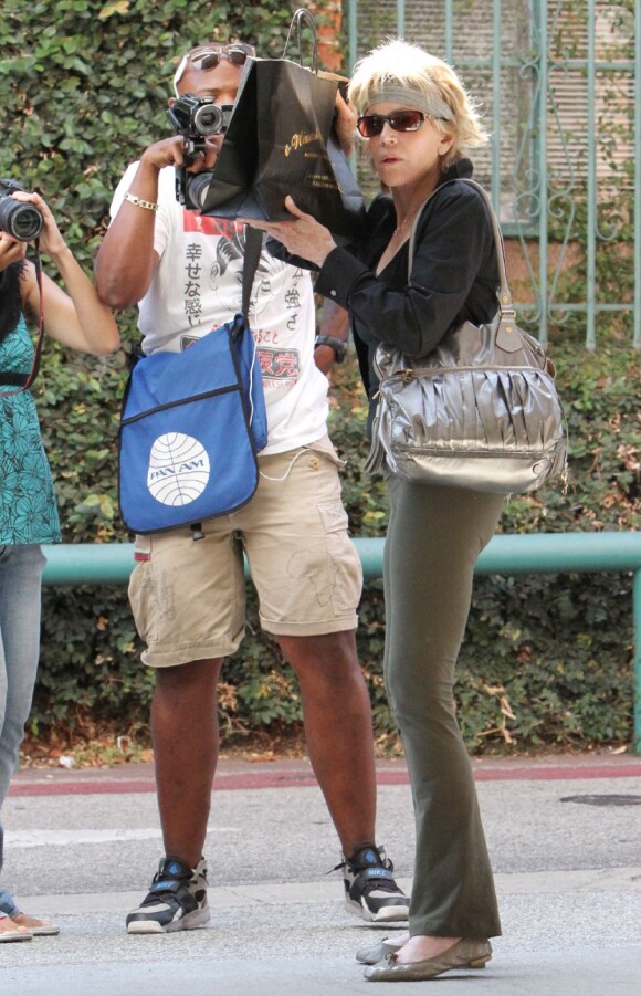 Jane Fonda se cache des photographes à Los Angeles alors qu'elle fait du shopping le 19 septembre 2011 