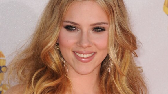 Scarlett Johansson : Virée sexy à Paris pour oublier ses photos osées sur le web