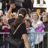 La princesse Victoria de Suède remercie la foule à Turku en Finlande le 20 septembre 2011