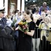 La princesse Victoria de Suède reçoit une gerbe de fleurs à Abo en Finlande le 20 septembre 2011