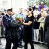 La princesse Victoria de Suède reçoit une gerbe de fleurs à Abo en Finlande le 20 septembre 2011