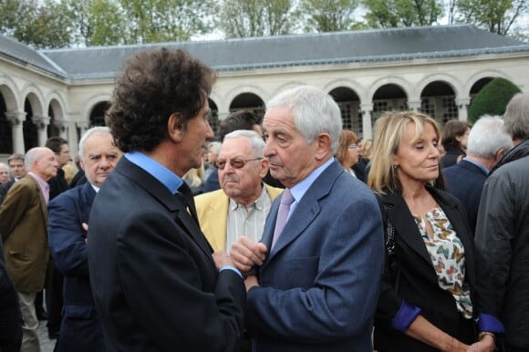Jack Lang et Yvan Levai à l'enterrement de Georges Fillioud au cimetière du Père Lachaise, à Paris le 21 septembre 2011