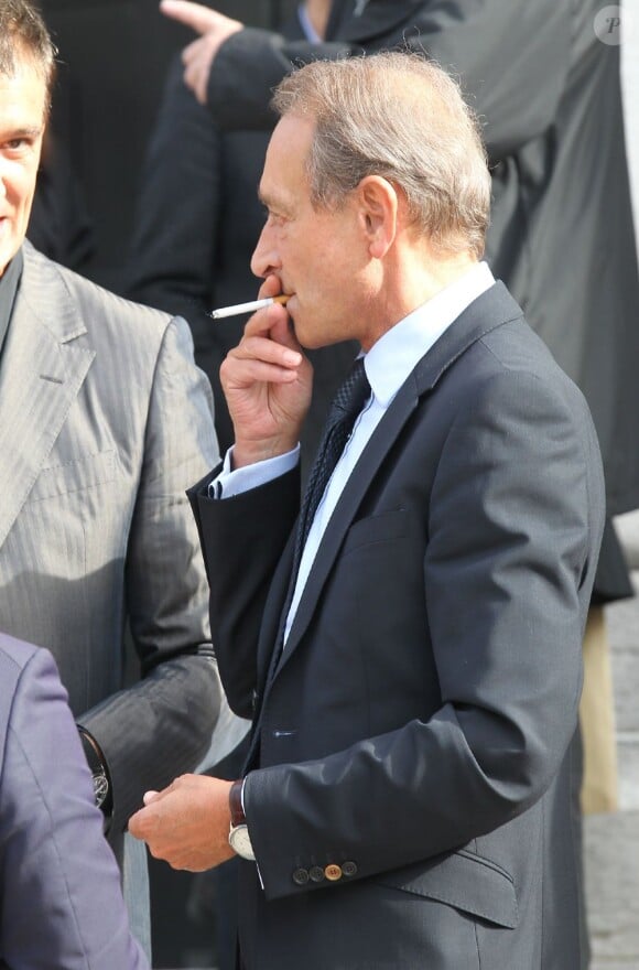 Bertrand Delanoë qui fume à l'enterrement de Georges Fillioud au Père-Lachaise à Paris le 21 septembre 2011