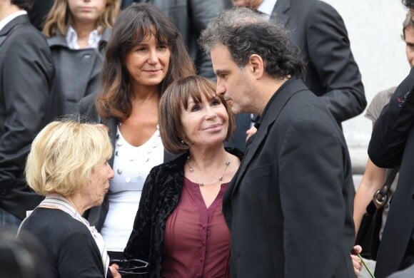 Danièle Evenou et Raphaël Mezrahi à l'enterrement de Georges Fillioud au Père-Lachaise à Paris le 21 septembre 2011