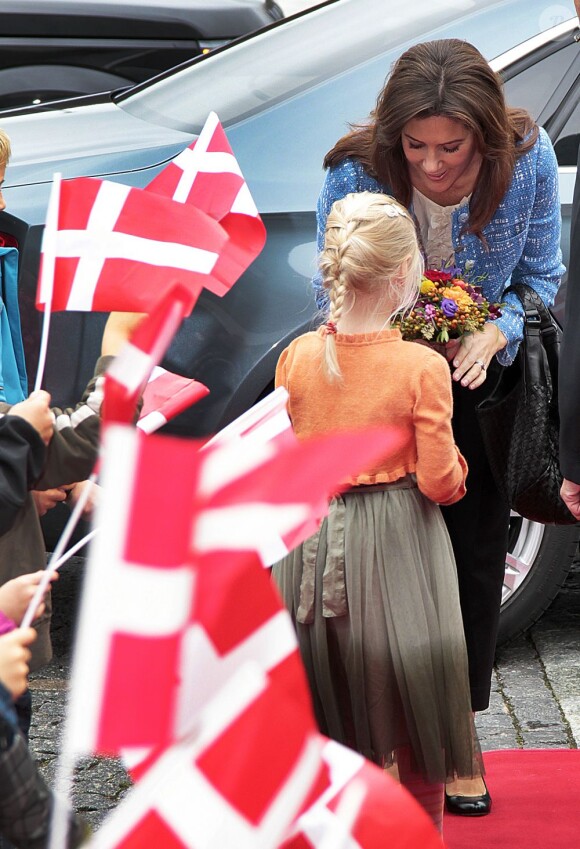 Mary de Danemark a retrouvé des jeunes élèves et des professeurs dans le cadre du programme qu'elle a lancé en 2006, Free of Bullying, pour combattre les mauvais traitements dans le pays. Esbjerg, 21 septembre 2011