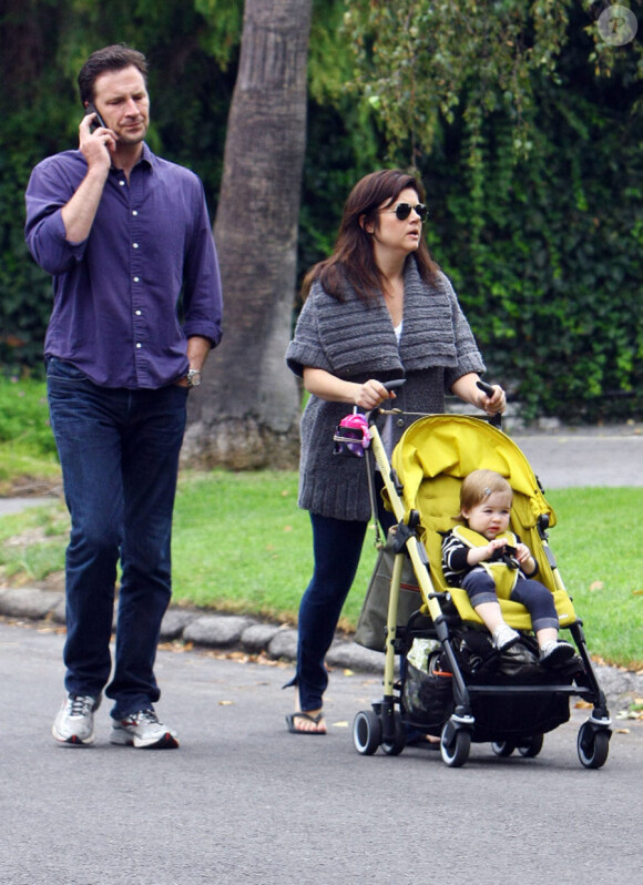 Tiffani Thiessen avec son mari Brady Smith et sa fille Harper, le 17 septembre 2011