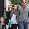 Jessica Alba, son époux Cash Warren et leur fille Honor lors d'une balade dans les rues de Los Angeles. Le samedi 24 septembre 2011