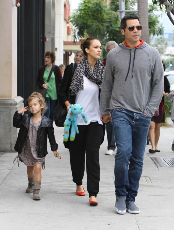 Jessica Alba, son époux Cash Warren et leur fille Honor lors d'une balade dans les rues de Los Angeles. Le samedi 24 septembre 2011