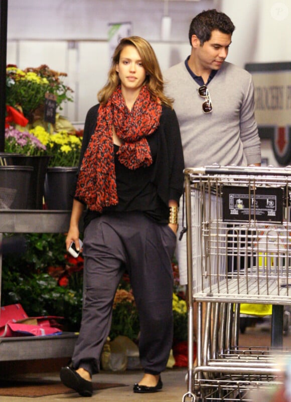 Jessica Alba et Cash Warren lors d'une séance shopping pour leur Home sweet Home. L.A le 25 septembre 2011