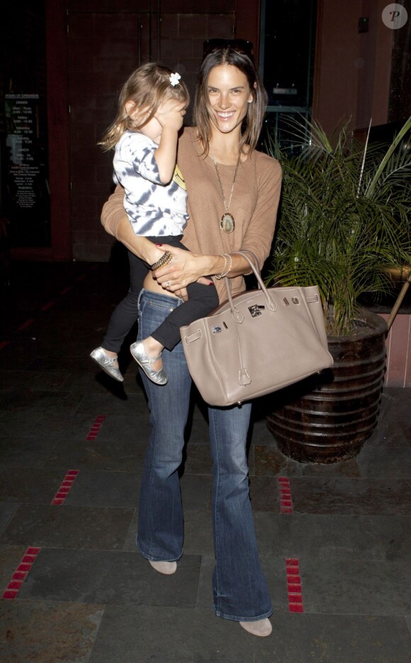 Alessandra Ambrosio, Jamie Mazur et leur petite Anja à Los Angeles à la sortie d'un restaurant le 25 septembre 2011