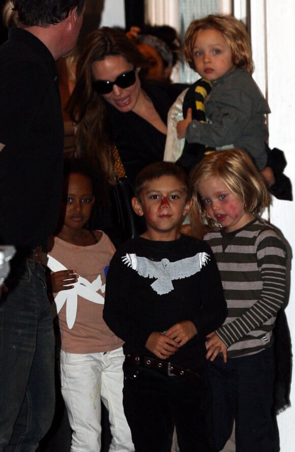 Angelina Jolie quitte la maison de Gwen Stefani après avoir passé l'après-midi avec leurs enfants le 26 septembre 2011. Dans les bras d'Angie, Knox, et devant elle, Zahara et Shiloh, avec le fils de Gwen, Kingston