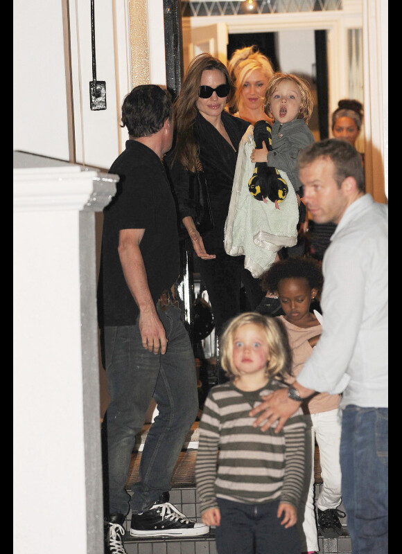 Angelina Jolie quitte l'appartement de Gwen Stefani après avoir passé l'après-midi ensemble le 26 septembre 2011 : les deux stars et amies se retrouvent avec leurs enfants