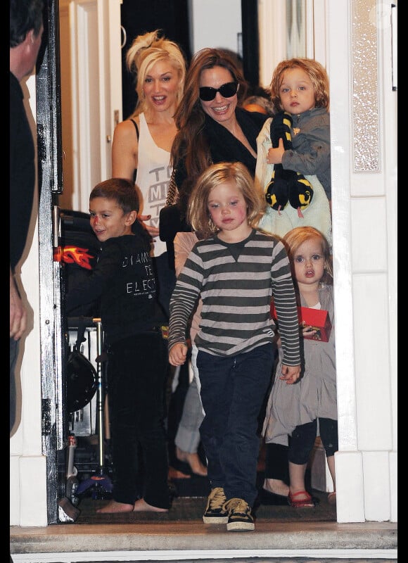 Angelina Jolie, avec ses enfants Knox, Vivienne, Zahara et Shiloh, quitte l'appartement de Gwen Stefani après avoir passé l'après-midi ensemble le 26 septembre 2011, aux côtés de Kingston et Zuma, les garçons de la chanteuse