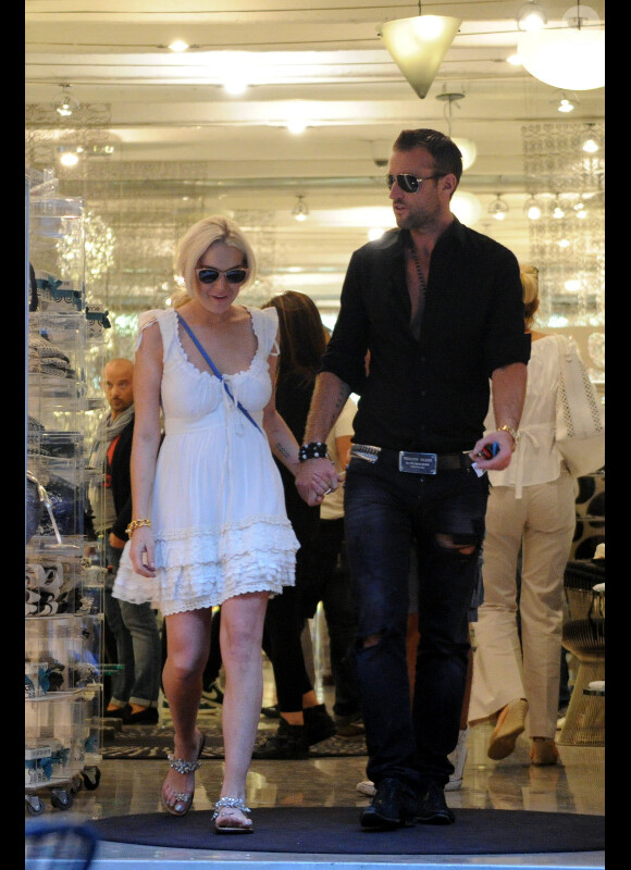 Lindsay Lohan s'affiche ouvertement main dans la main avec le créateur Philipp Plein lors d'une séance shopping à Milan. Le 26 septembre 2011