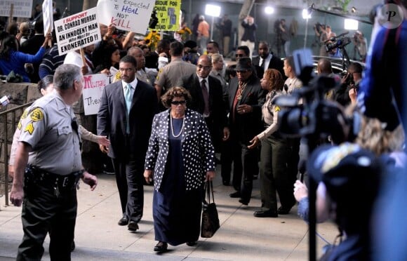 Arrivée de Katherine et Joe Jackson au procès du docteur Conrad Murray au tribunal de Los Angeles le 27 septembre 2011, accusé d'homicide involontaire sur Michael Jackson