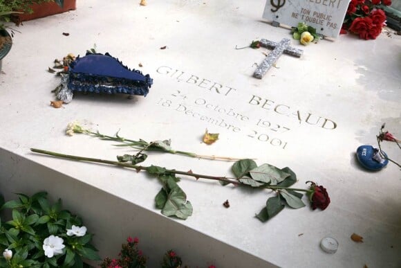 Emporté le 18 décembre 2011 par un cancer des poumons, Gilbert Bécaud, le volcanique Monsieur 100 000 Volts, repose au cimetière du Père-Lachaise.