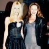 Carla Bruni, alors mannequin, choisit une robe transparente très sexy qui révèle ses longues jambes sculpturales et son corps svelte. Elle est ici accompagnée par Karen Mulder. Monaco, 17 avril 1994