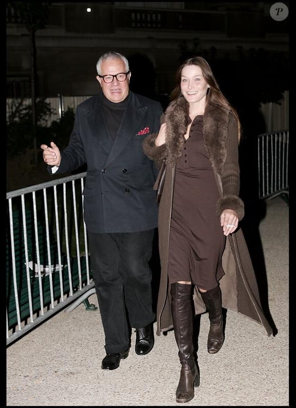 Dans les années 2000, Carla Bruni opère un changement dans sa carrière et un virement vestimentaire ! L'artiste se veut plus discrète, ici avec une robe mi-longue, un long manteau marron et des bottes. Simple et passe-partout. Paris, 4 mai 2005