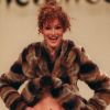 Sulfureuse sur le podium de Vivienne Westwood, Carla Bruni est impertinente et très sexy dans ce manteau en fourrure et un simple cache-peau ! Paris, 5 mars 1994