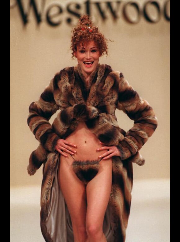 Sulfureuse sur le podium de Vivienne Westwood, Carla Bruni est impertinente et très sexy dans ce manteau en fourrure et un simple cache-peau ! Paris, 5 mars 1994