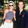 Même en ville, Carla Bruni joue la carte du sexy ! Accompagnée de Vincent Perez, la star des podiums dévoile son ventre avec un mini-top à rayures assorti à un pantalon blanc. Cannes, 1 mai 1994