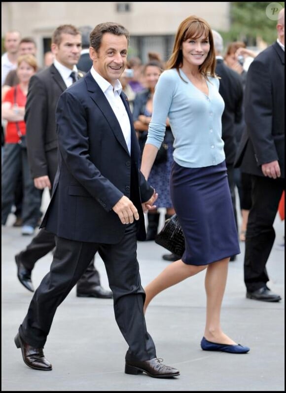 Main dans la main avec son mari, Carla Bruni-Sarkozy est élégante mais très sobre avec un gilet bleu clair assorti à une jupe droite bleu foncé. New York, 22 septembre 2008