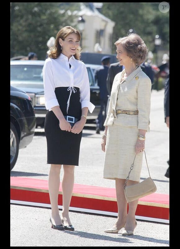 Carla Bruni-Sarkozy affiche son style chic avec cette robe bicolore. Glamour et élégante à souhait ! Madrid, 27 avril 2009