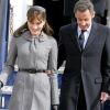 Carla Bruni-Sarkozy est de presque tous les déplacements officiels avec le président de la République. L'ancien top model adapte sa tenue vestimentaire en fonction de la destination... Petit chapeau et manteau en laine classique pour rendre visite à la reine d'Angleterre ! Londres, 26 mars 2008