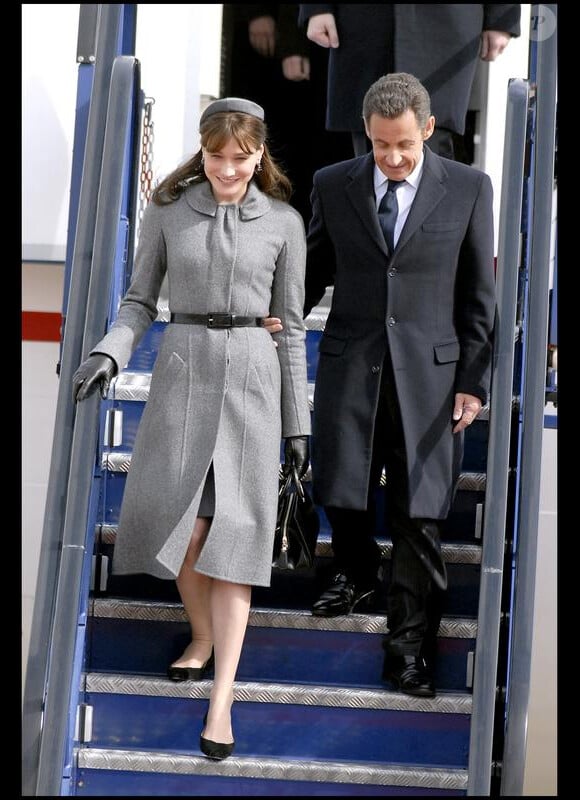Carla Bruni-Sarkozy est de presque tous les déplacements officiels avec le président de la République. L'ancien top model adapte sa tenue vestimentaire en fonction de la destination... Petit chapeau et manteau en laine classique pour rendre visite à la reine d'Angleterre ! Londres, 26 mars 2008