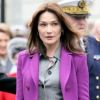 Carla Bruni-Sarkozy affiche son élégance en violet ! La première dame de France choisit un long manteau en laine sur un tailleur pantalon gris... Chic ! Londres, 27 mars 2008