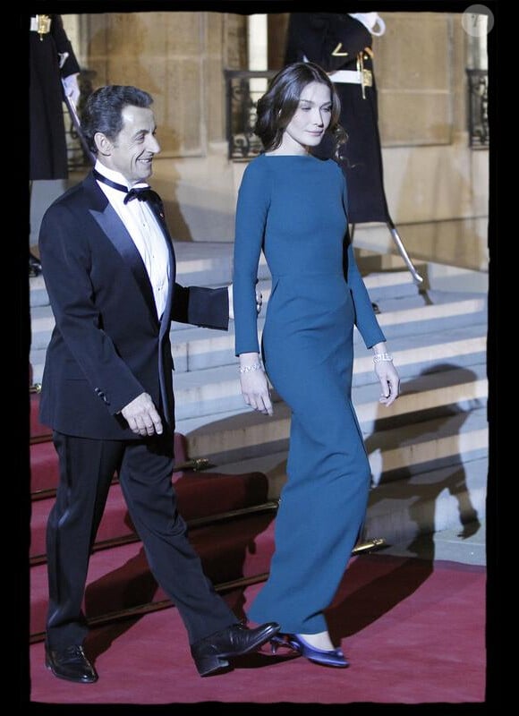 Carla Bruni-Sarkozy moule sa silhouette de top model dans une longue robe bleue qui met en valeur sa silhouette longiligne. Paris, 2 mars 2010