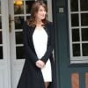 Carla Bruni-Sarkozy est enceinte ! La première dame de France choisit des tenues simples mais toujours élégantes comme cette robe courte blanche trapèze assortie à une ravissante veste noire. Deauville, 26 mai 2011