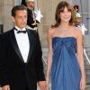 Carla Bruni-Sarkozy reste glamour en toute circonstance, surtout avec cette robe bustier et drapée qui lui donne l'allure d'une déesse grecque. Paris, 22 juin 2009