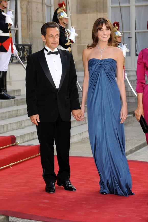 Carla Bruni-Sarkozy reste glamour en toute circonstance, surtout avec cette robe bustier et drapée qui lui donne l'allure d'une déesse grecque. Paris, 22 juin 2009