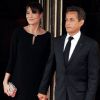 Carla Bruni-Sarkozy cache ses rondeurs de future maman dans une robe ample et noire. Ravissant et très élégant. Deauville, 26 mai 2011