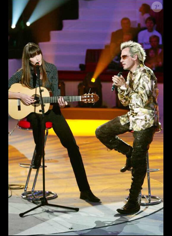 Carla Bruni mise désormais sur son talent de chanteuse. Résultat elle néglige son look ! Paris, 4 mai 2004