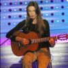 Lorsque Carla Bruni pousse la chansonnette avec sa guitare, son look ne compte plus. L'artiste opte pour un pantalon camel et un top noir... Rien de plus simple ! 7 mars 2003