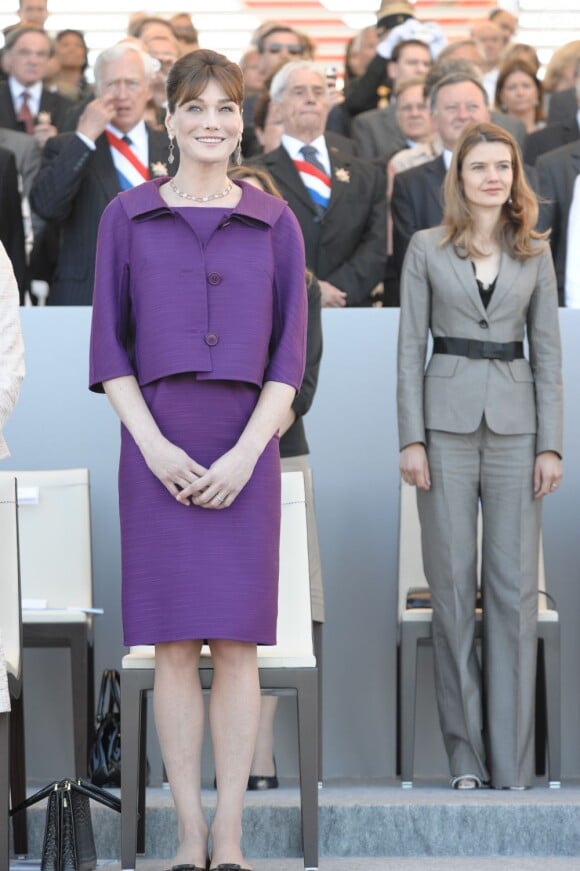 Carla Bruni-Sarkozy adore le violet et le prouve avec de nombreuses tenues de cette couleur. Dans ce tailleur très années 60, la première dame de France a tout d'une Jackie Kennedy des temps modernes. Paris, 14 juillet 2008