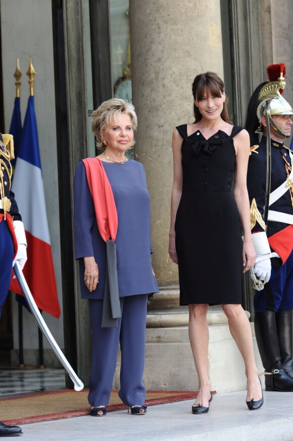 Depuis 2008, Carla Bruni porte le nom du président de la République. Madame  Sarkozy est devenue l'ambassadrice du chic à la française grâce à ses élégantes tenues de grand couturier. Paris, 13 juillet 2010
