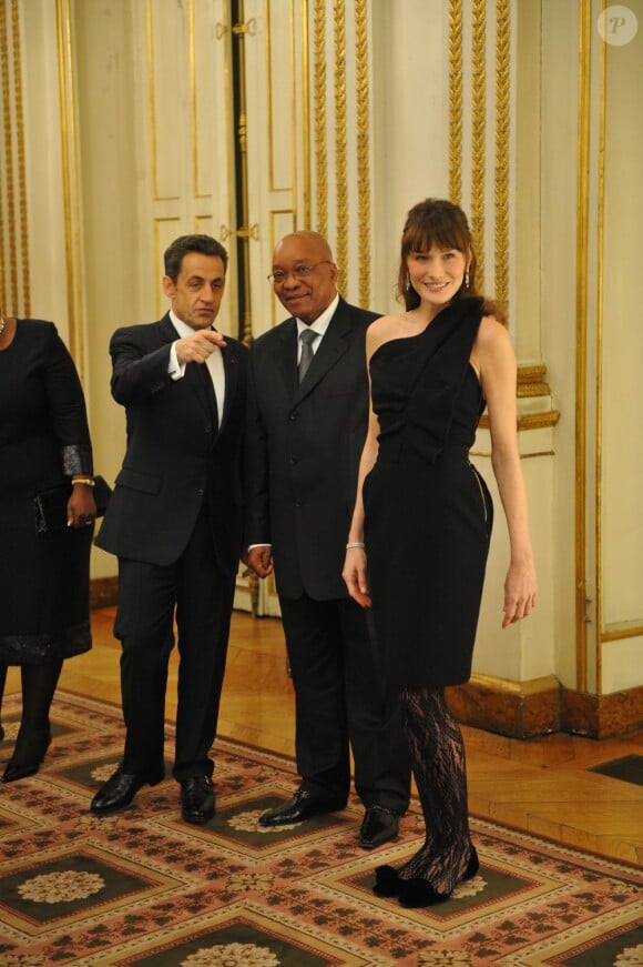 Carla Bruni-Sarkozy apporte une touche de modernité et d'audace à l'Élysée. Elle porte à merveille les collants fantaisie avec une ravissante robe asymétrique et cintrée. Paris, 2 mars 2011