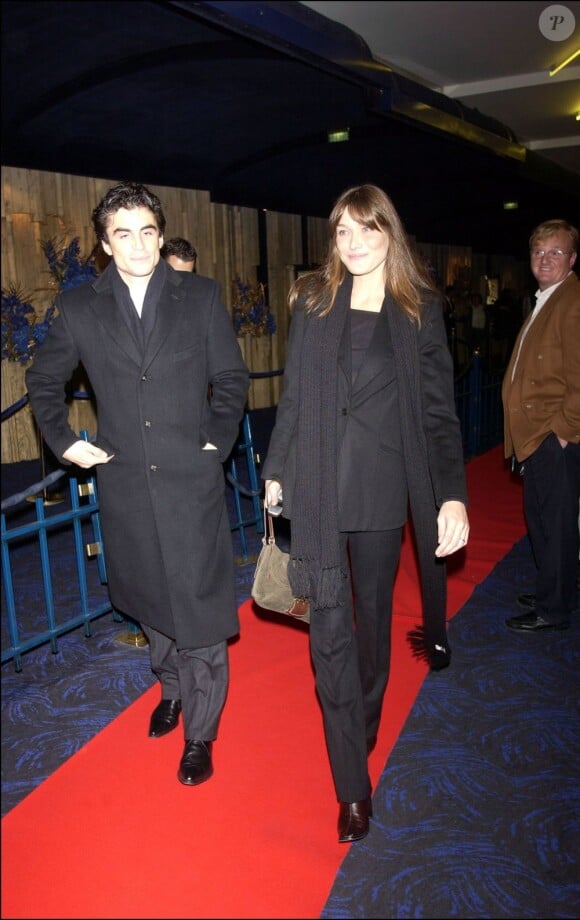 Après sa longue période en tant que mannequin, Carla Bruni opte pour des looks discrets comme ici, un simple tailleur noir... Un peu fade ! Paris, 21 octobre 2002