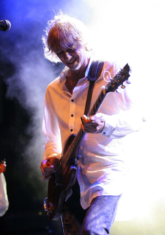 Louis Bertignac sur scène à Perpignan, le 25 juillet 2011.