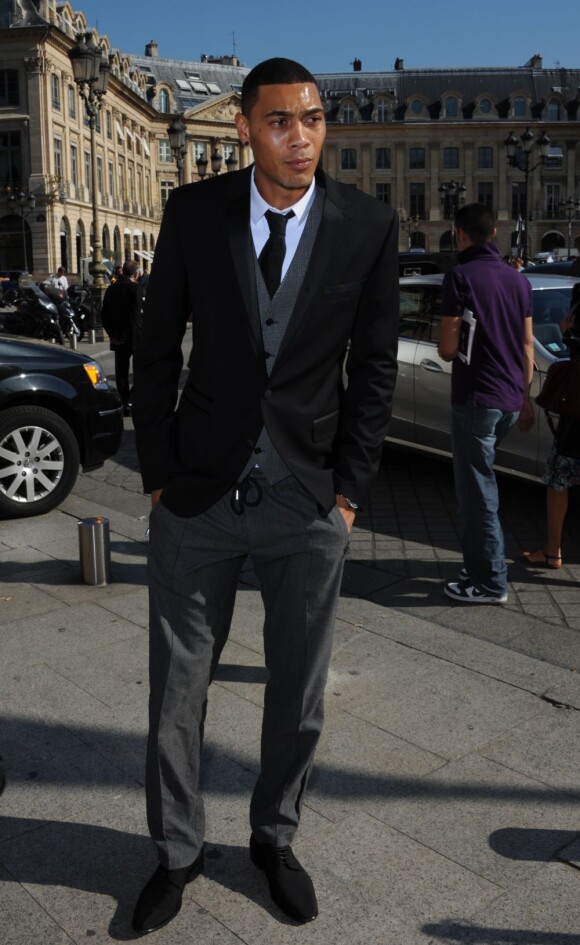 Le footballeur du PSG Guillaume Hoarau arrive au défilé Barbara Bui lors de la Fashion Week parisienne le 29 septembre 2011